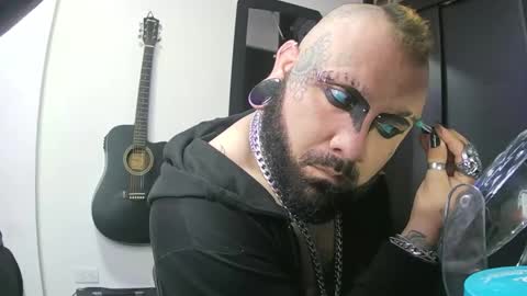 darkclothes online show from January 10, 2025, 10:46 pm