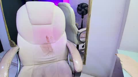 Snapshot of darlingbdsm_ chatting on January 18, 2025, 3:49 pm Darling online show from January 18, 2025, 3:49 pm