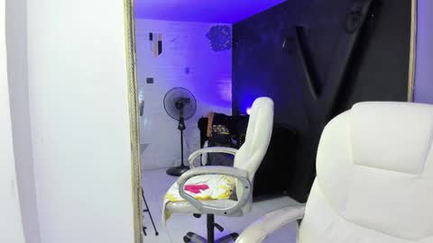 Snapshot of darlingbdsm_ chatting on March 1, 2025, 6:54 pm Darling online show from March 1, 2025, 6:54 pm