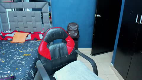 davidro030 online show from November 19, 2025, 2:33 am