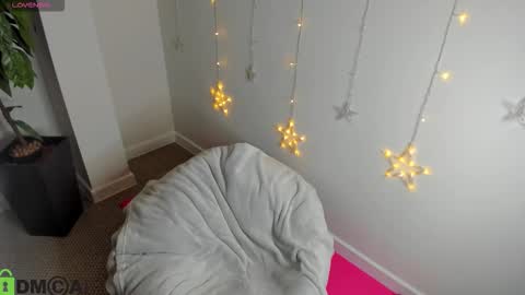 Jennifer online show from December 14, 2025, 11:42 pm