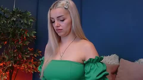 DeeaVIP online show from April 15, 2026, 5:03 am