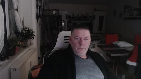 deinprinz2312 online show from January 3, 2025, 5:28 am