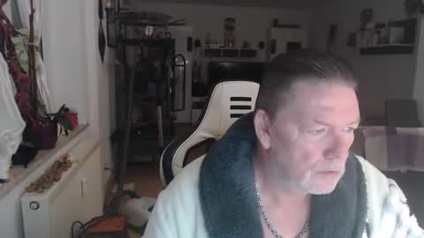 deinprinz2312 online show from November 24, 2025, 5:29 am