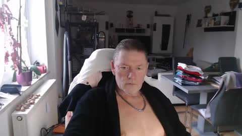 deinprinz2312 online show from December 3, 2025, 7:49 am