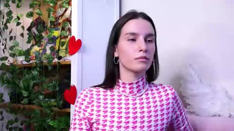 Esme 19 years old online show from November 2, 2025, 7:27 pm