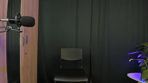 Delilah online show from February 2, 2025, 3:43 am