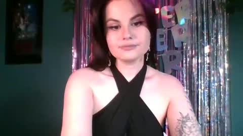 dellacrush_ online show from February 5, 2025, 5:53 pm