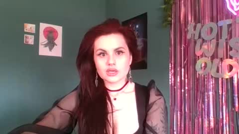 dellacrush_ online show from February 6, 2025, 2:04 pm