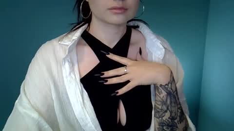 dellacrush_ online show from February 20, 2025, 5:40 pm