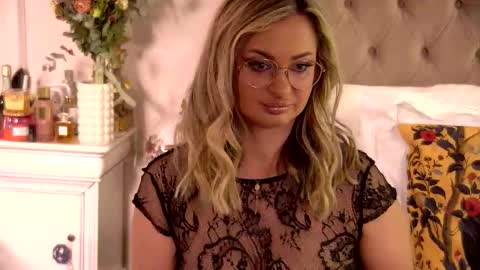 Ela online show from September 24, 2025, 9:29 pm