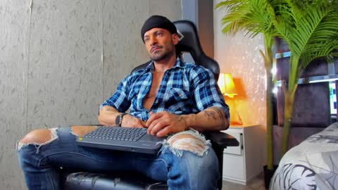 dennis_cox_ online show from February 5, 2025, 1:11 pm