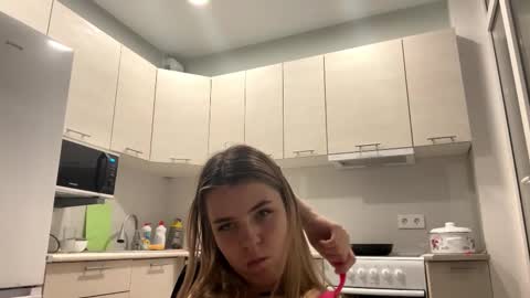 Denni online show from November 8, 2025, 3:45 pm