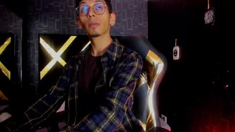 Snapshot of dereck_monroe chatting on June 4, 2026, 12:11 pm Dereck online show from June 4, 2026, 12:11 pm