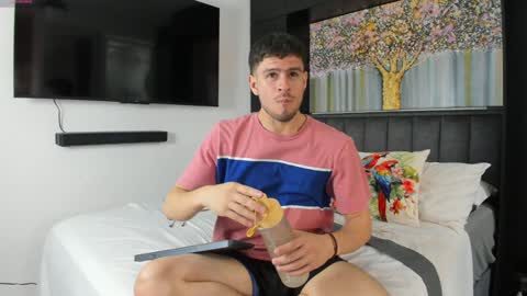 Snapshot of derek_hussain chatting on January 29, 2025, 3:01 am Derek Hussain online show from January 29, 2025, 3:01 am