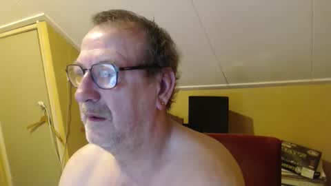 Snapshot of destelp chatting on December 3, 2025, 11:25 pm destelp online show from December 3, 2025, 11:25 pm