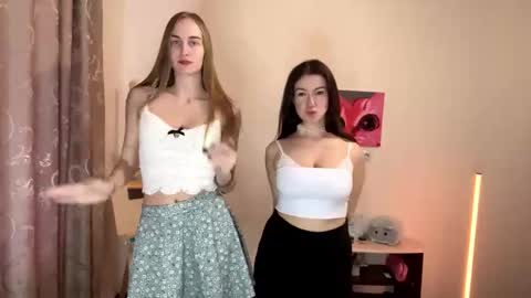 Snapshot of devpip chatting on November 29, 2025, 9:56 am Pippi online show from November 29, 2025, 9:56 am