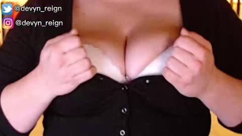 Snapshot of devynreign chatting on October 5, 2025, 5:55 pm Devyn Reign online show from October 5, 2025, 5:55 pm