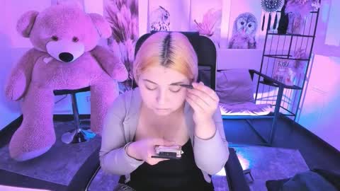 Dia online show from December 4, 2025, 8:39 pm