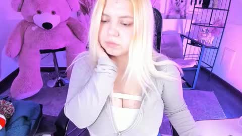 Dia online show from December 5, 2025, 9:00 pm