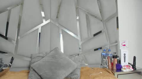 dianarous online show from November 30, 2025, 4:16 am