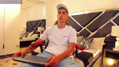 Snapshot of dimitryhank chatting on December 28, 2024, 5:35 pm Cristian online show from December 28, 2024, 5:35 pm