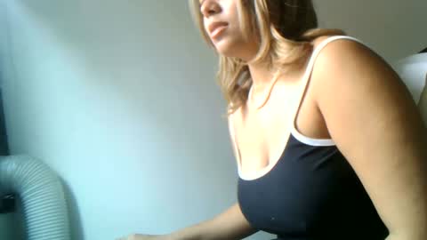 diosadeluniverso_ online show from October 15, 2025, 1:00 pm