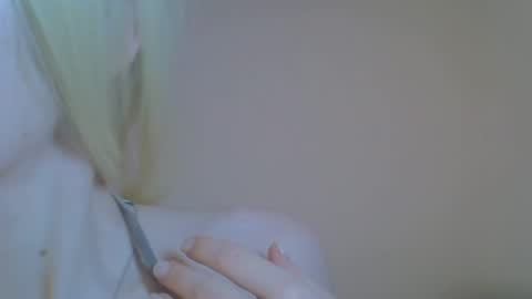 DitaMilton online show from April 9, 2026, 8:47 pm