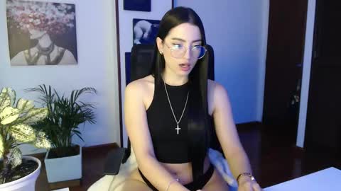 Snapshot of divineisis chatting on November 6, 2025, 11:00 am Hera online show from November 6, 2025, 11:00 am