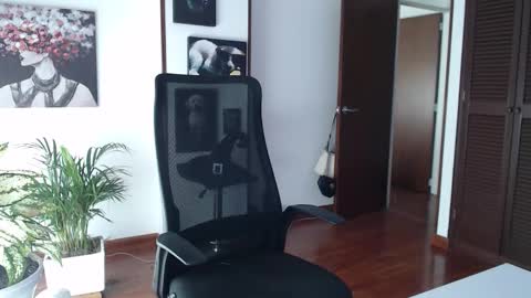 Snapshot of divineisis chatting on November 20, 2025, 12:05 pm Hera online show from November 20, 2025, 12:05 pm