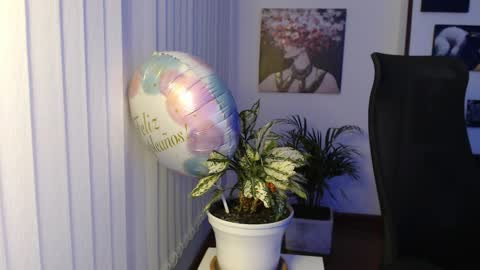 Snapshot of divineisis chatting on December 3, 2025, 10:02 am Hera online show from December 3, 2025, 10:02 am