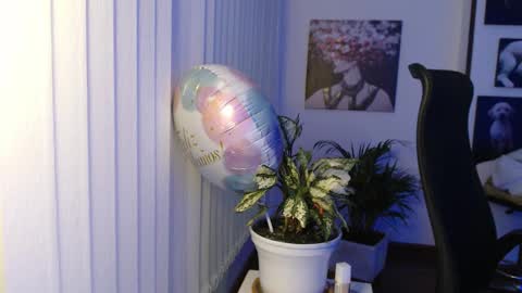 Snapshot of divineisis chatting on December 17, 2025, 10:10 am Hera online show from December 17, 2025, 10:10 am