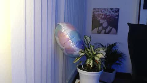 Snapshot of divineisis chatting on December 19, 2025, 10:11 am Hera online show from December 19, 2025, 10:11 am