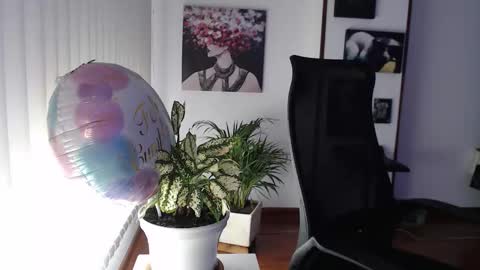 Snapshot of divineisis chatting on December 22, 2025, 12:02 pm Hera online show from December 22, 2025, 12:02 pm