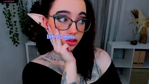 dixipixi_ online show from December 30, 2024, 1:36 pm