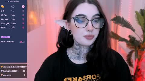 dixipixi_ online show from January 23, 2025, 1:24 pm