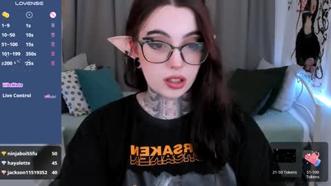 dixipixi_ online show from February 1, 2025, 8:50 am