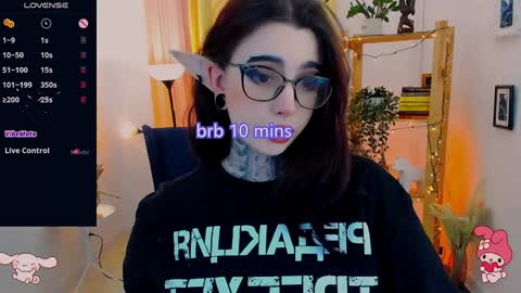 dixipixi_ online show from February 8, 2025, 1:22 pm