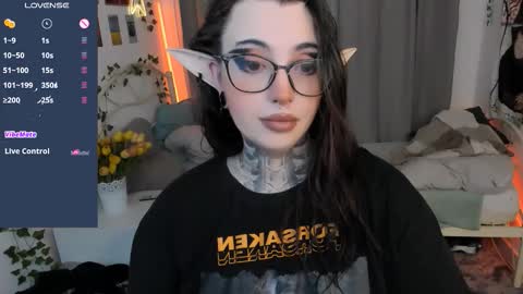 dixipixi_ online show from September 21, 2025, 5:31 am