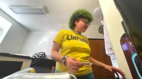 dizzinsweatyy online show from February 24, 2025, 4:15 pm