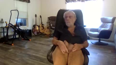 dogluc7 online show from February 2, 2025, 6:42 pm