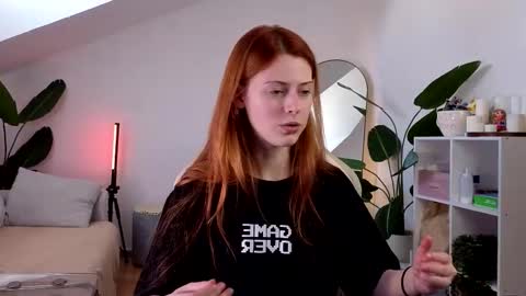 Snapshot of doll_lesli chatting on October 10, 2025, 9:19 am Your doll Lesli online show from October 10, 2025, 9:19 am