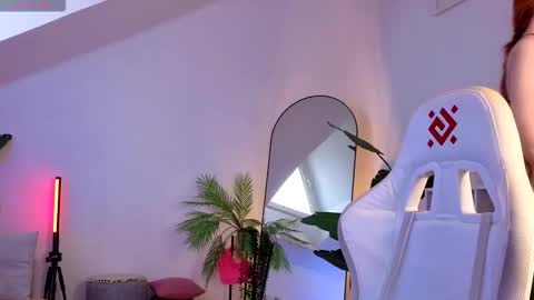 Snapshot of doll_lesli chatting on November 21, 2025, 8:35 am Your doll Lesli online show from November 21, 2025, 8:35 am