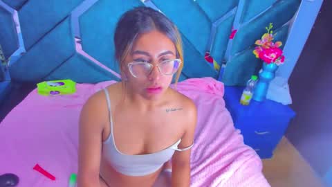 Snapshot of dollyjuicy1 chatting on December 22, 2024, 9:33 am dollyjuicy1 online show from December 22, 2024, 9:33 am