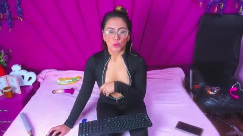 Snapshot of dollyjuicy1 chatting on March 4, 2025, 4:06 am dollyjuicy1 online show from March 4, 2025, 4:06 am