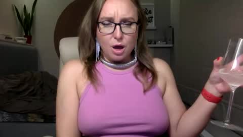 DOM MUMMY online show from October 13, 2025, 7:36 pm