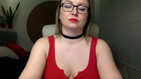 DOM MUMMY online show from November 19, 2025, 6:02 am