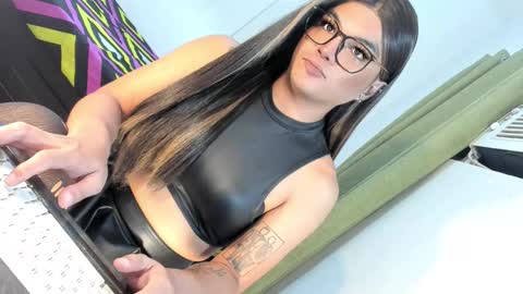 Snapshot of domina_angela chatting on October 16, 2025, 6:31 pm ANGELA online show from October 16, 2025, 6:31 pm