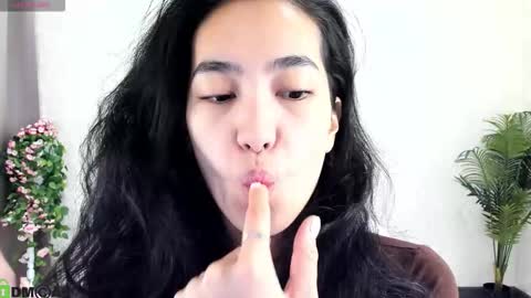 Aura online show from November 4, 2025, 3:05 am