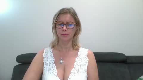 Snapshot of doreenkiss chatting on September 26, 2025, 7:18 pm DoreenSexy online show from September 26, 2025, 7:18 pm